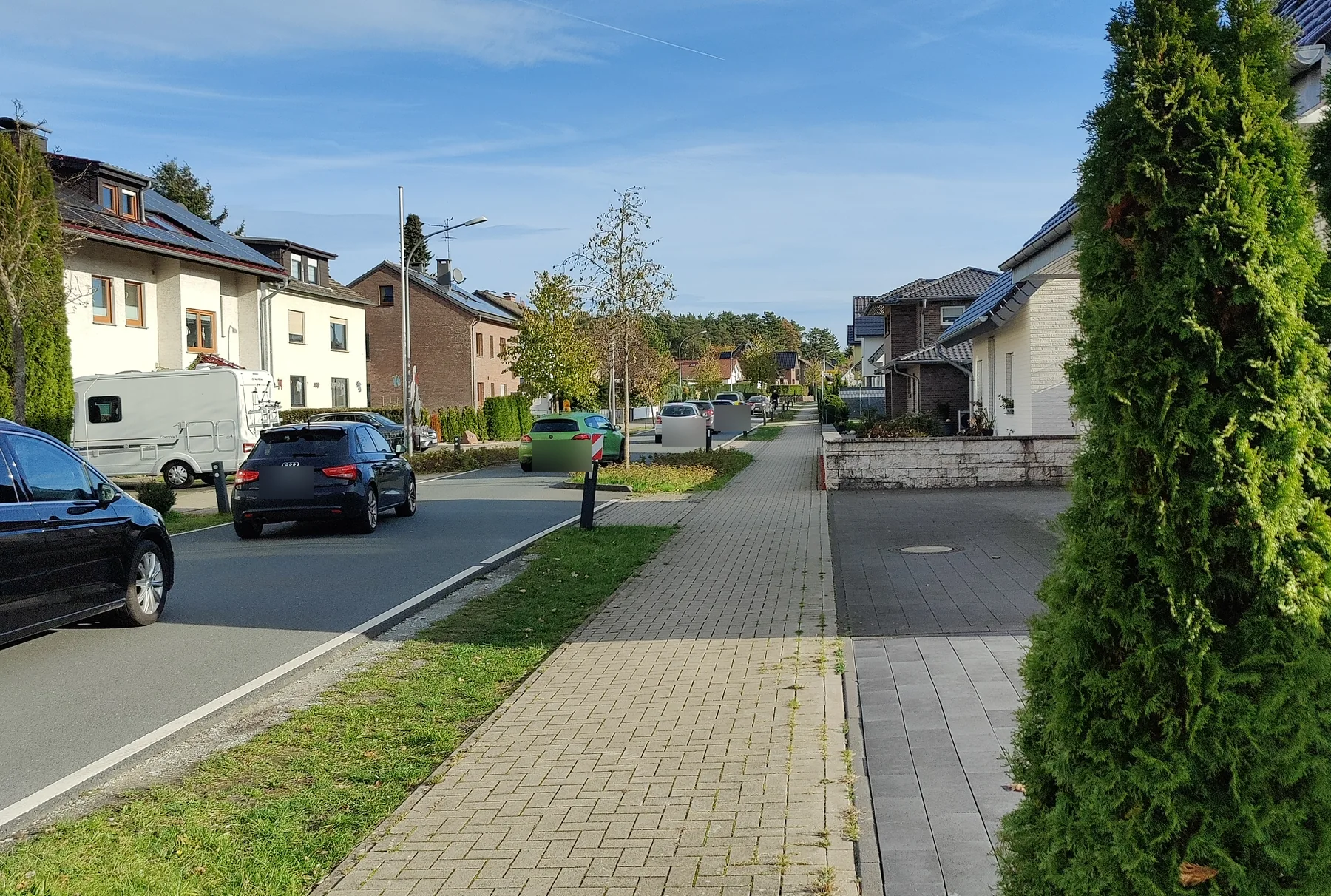 Lange Fahrzeugkolonne im Lippstädter Weg