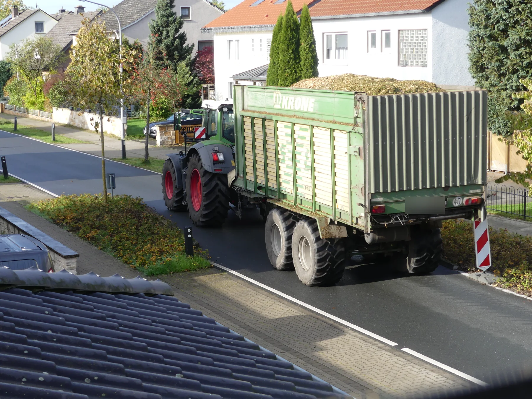 Großer landwirtschaftlicher Anhänger fährt durch den schmalen Lippstädter Weg